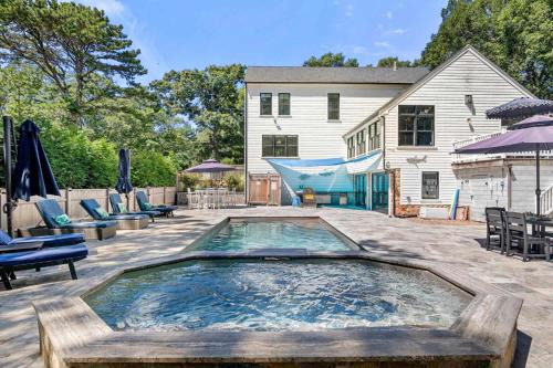 Dennis House | Luxurious Escape Pool Hot Tub Game Room