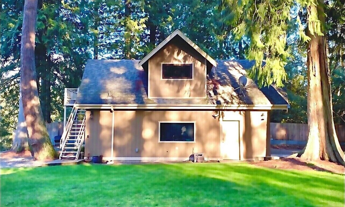 Black Diamond House | Luxurious Forest Oasis with all the Essentials
