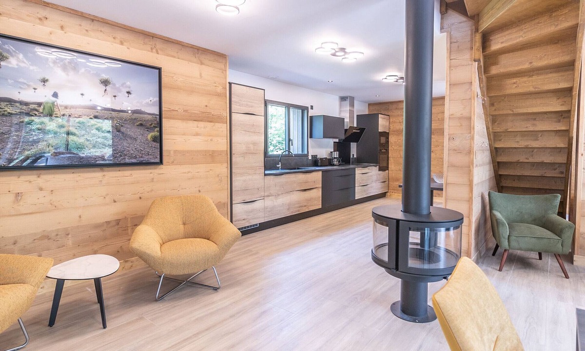 Le Chambon-sur-Lignon Cottage | Luxurious Lodge with Private Hot Tub, Gym & Covered Pool by Golf Course