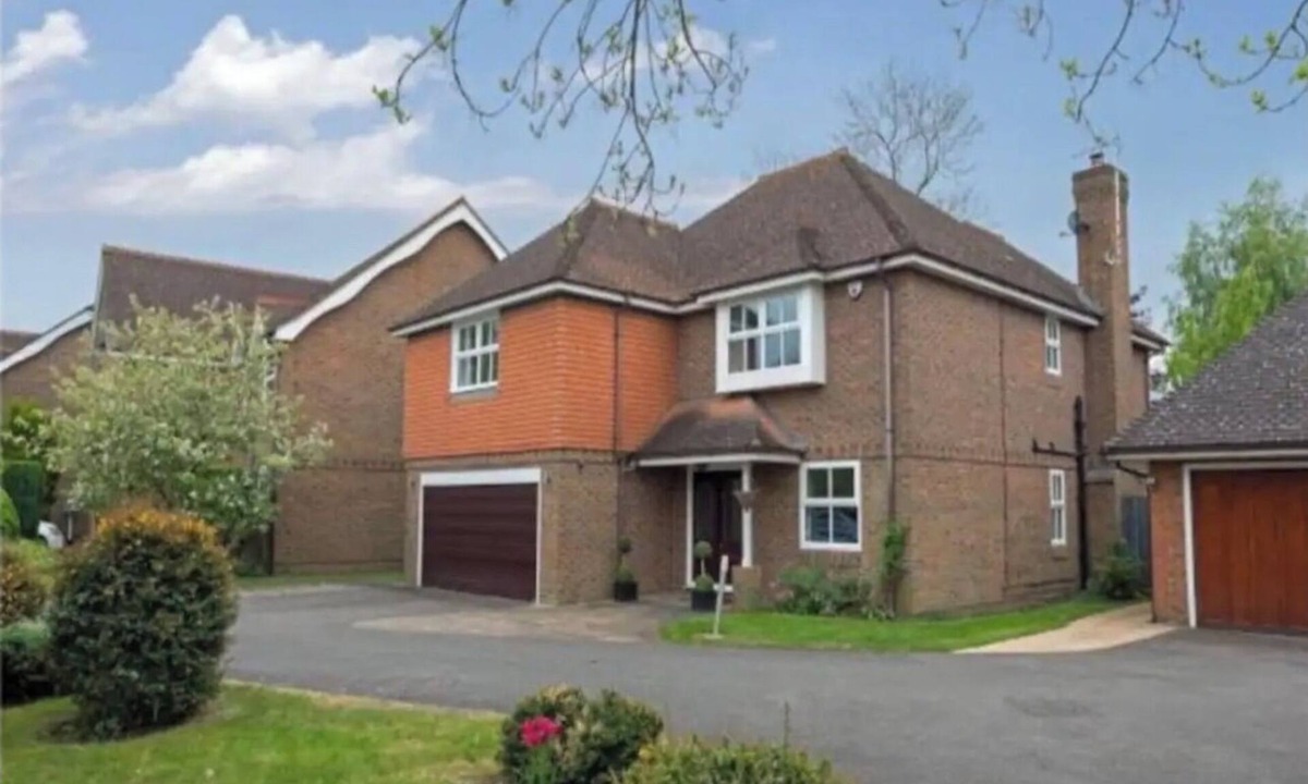Chalfont St Peter House | Luxurious home with outdoor gym, hot tub, BBQ area, cinema room & Table Tennis.