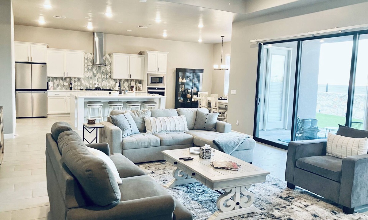 Las Cruces House | Luxurious Golf Course Retreat w/Backyard & Game Room