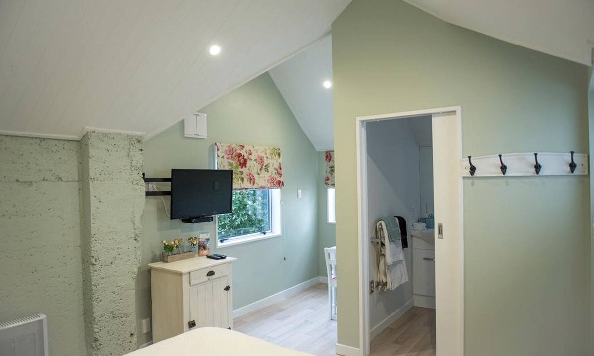 Willowby Cabin | Luxurious Holiday Rental with a Spa in Ashburton, New Zealand
