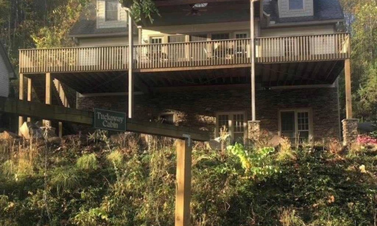Sylva House | Luxurious home right on the river w/a full kitchen - perfect for fishing
