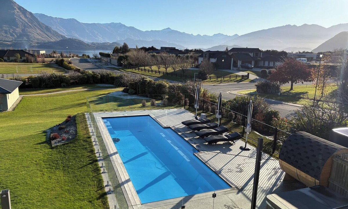 Wanaka House | Luxurious home with stunning lake views in Penrith Park