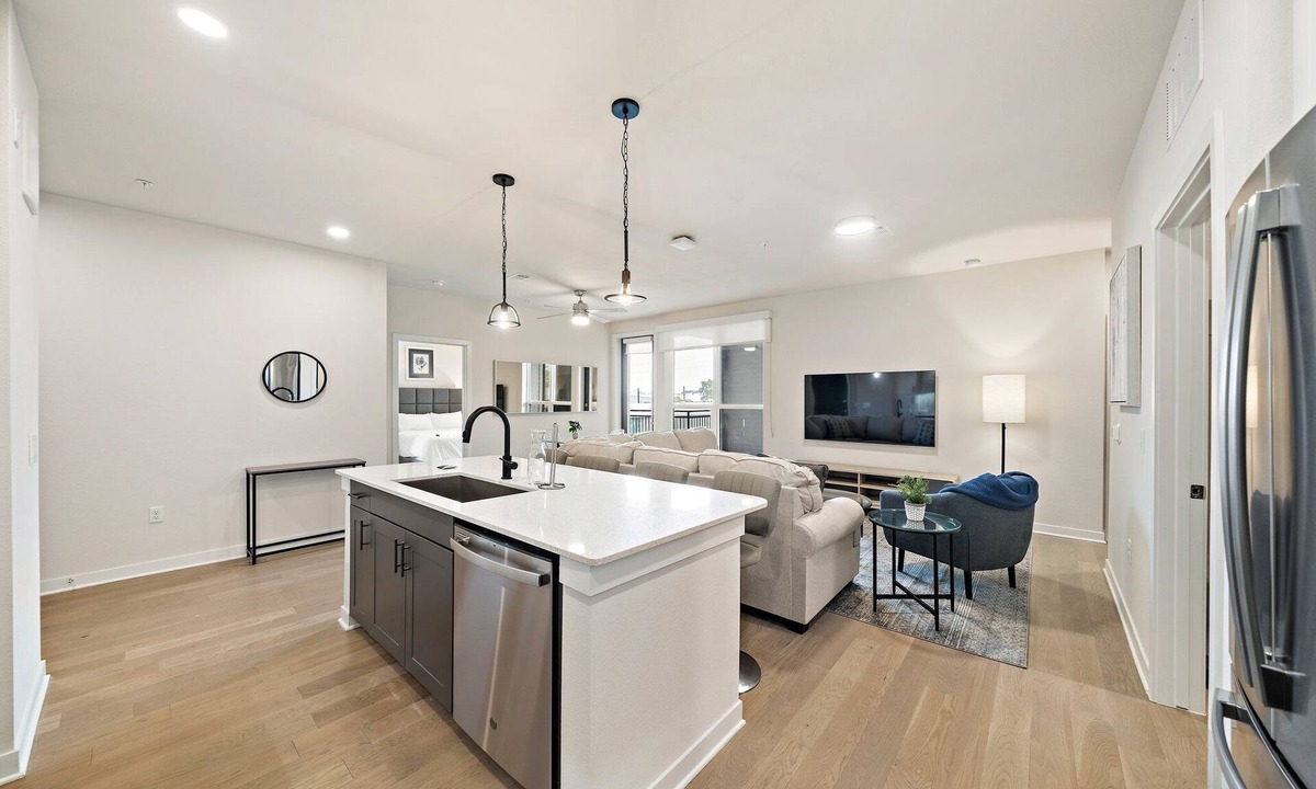 Washington Ave./ Memorial Park Apartment | Luxurious king executive suite