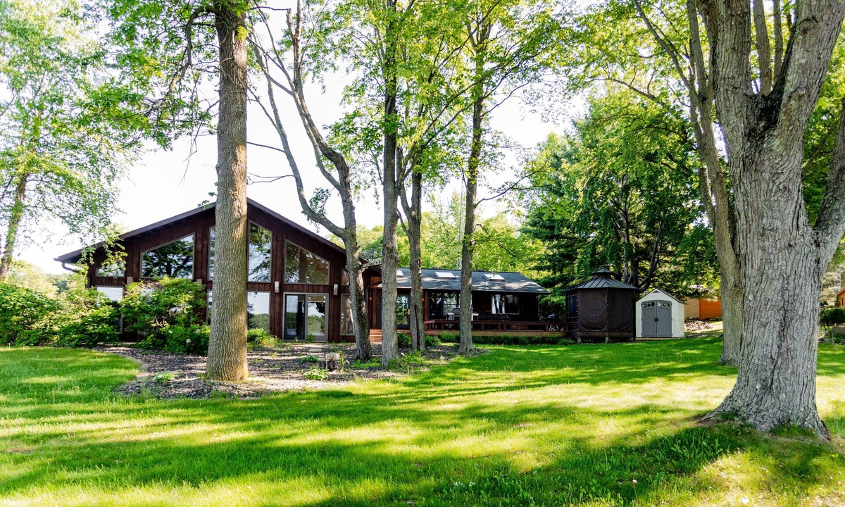 Spooner Cabin | Luxurious Lake McKenzie Cabin Getaway ~ Recently Remodeled! EV Charger on Site