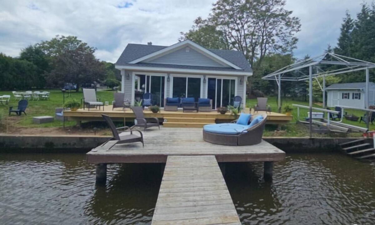 South Britain House | Luxurious Lakefront Retreat – Sleeps 11