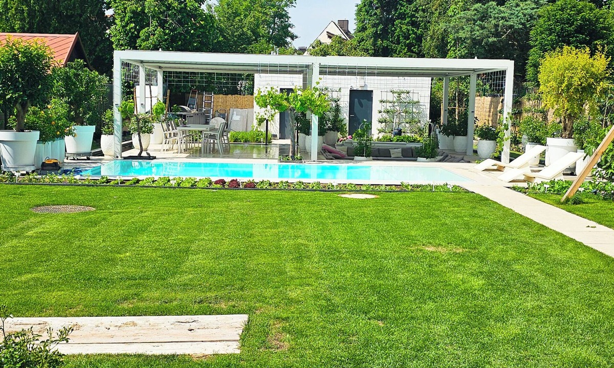 Obersendling Apartment | Luxurious Large Home + Pool + Garden + Koi Pond
