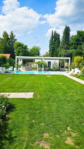 Obersendling Apartment | Luxurious large home with Pool, Garden, Koi Pond only 12 min to Octoberfest