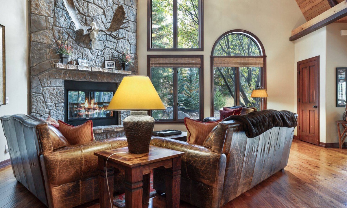 Highland Meadows House | Luxurious & Large with Private Hot Tub - 3 Living Rooms - Convenient to Free Bus