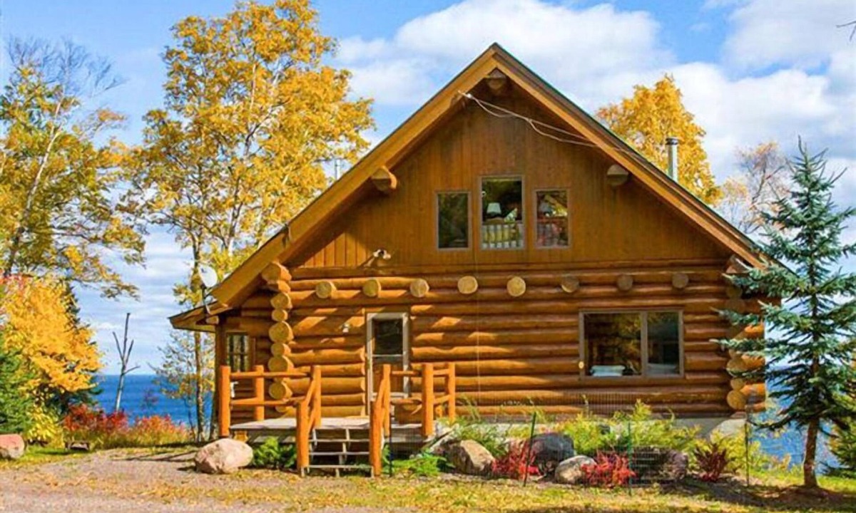 Little Marais Cabin | Luxurious Log Cabin on Lake Superior