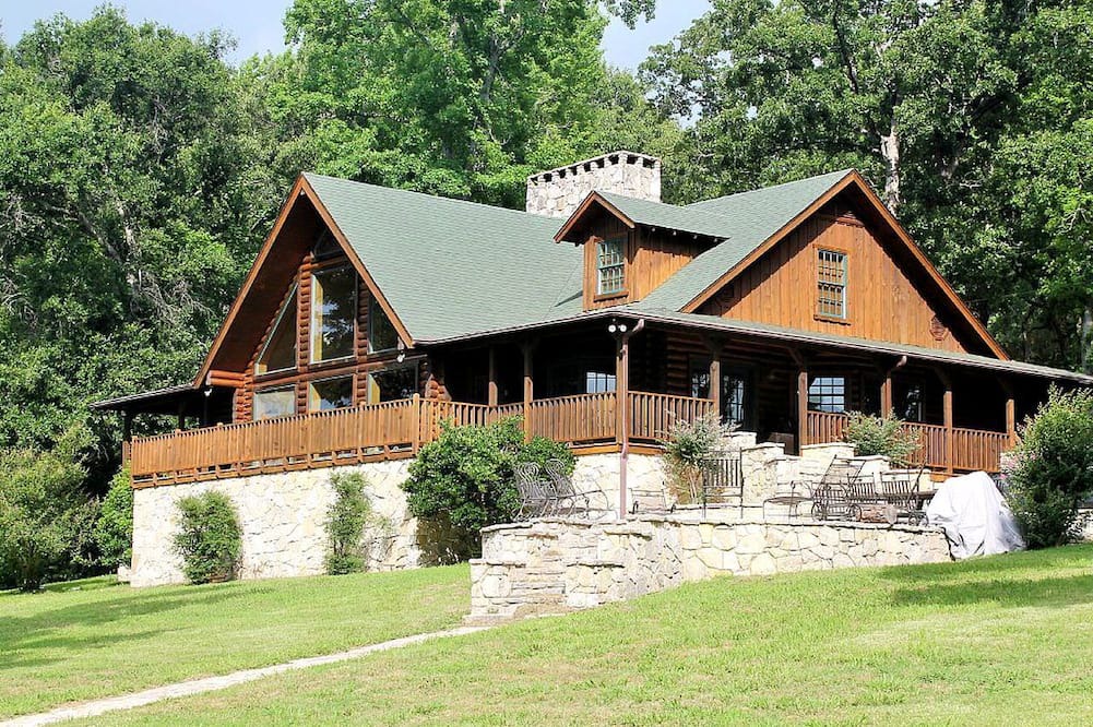 Athens Cabin | Luxurious Log Cabin Rental for Groups with Private Lake near Dallas, Texas