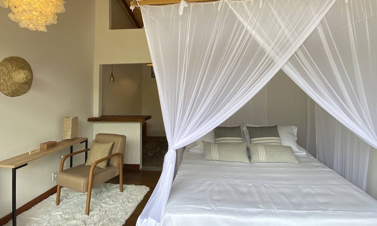 Itamonte House | Luxurious master suite amidst lush nature in the Mantiqueira mountains