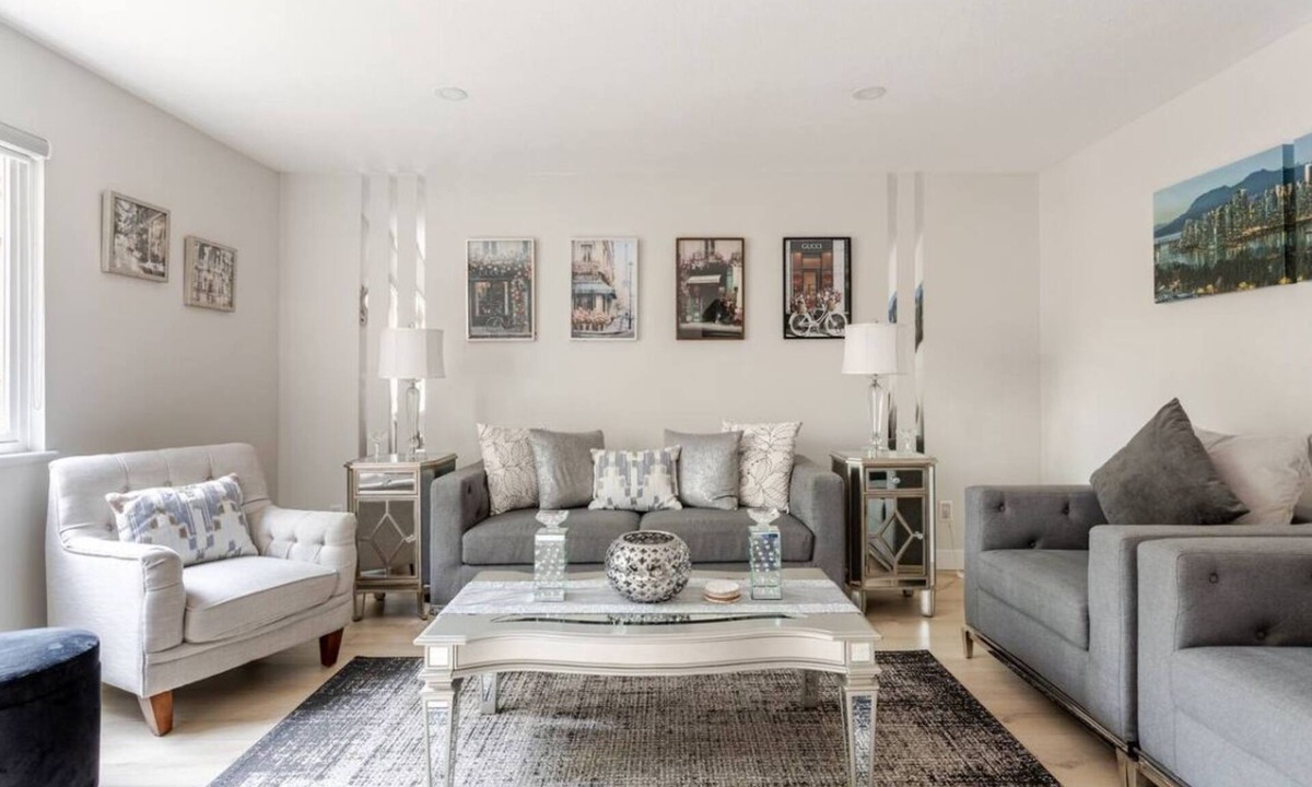Burke Mountain House | Luxurious & Modern 2 Bedroom private Suite in Coquitlam 1 Family