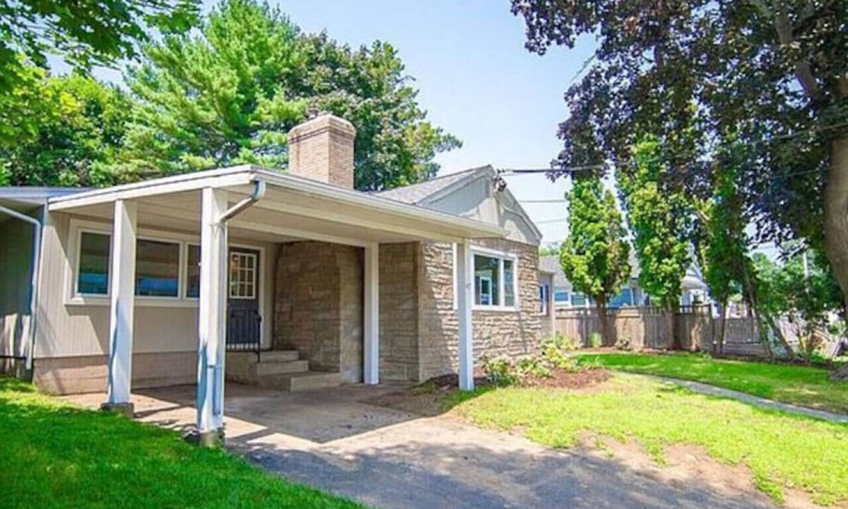 Waterford House | Luxurious-Modern feel w/custom features - AC, short walk to the Beach and parks