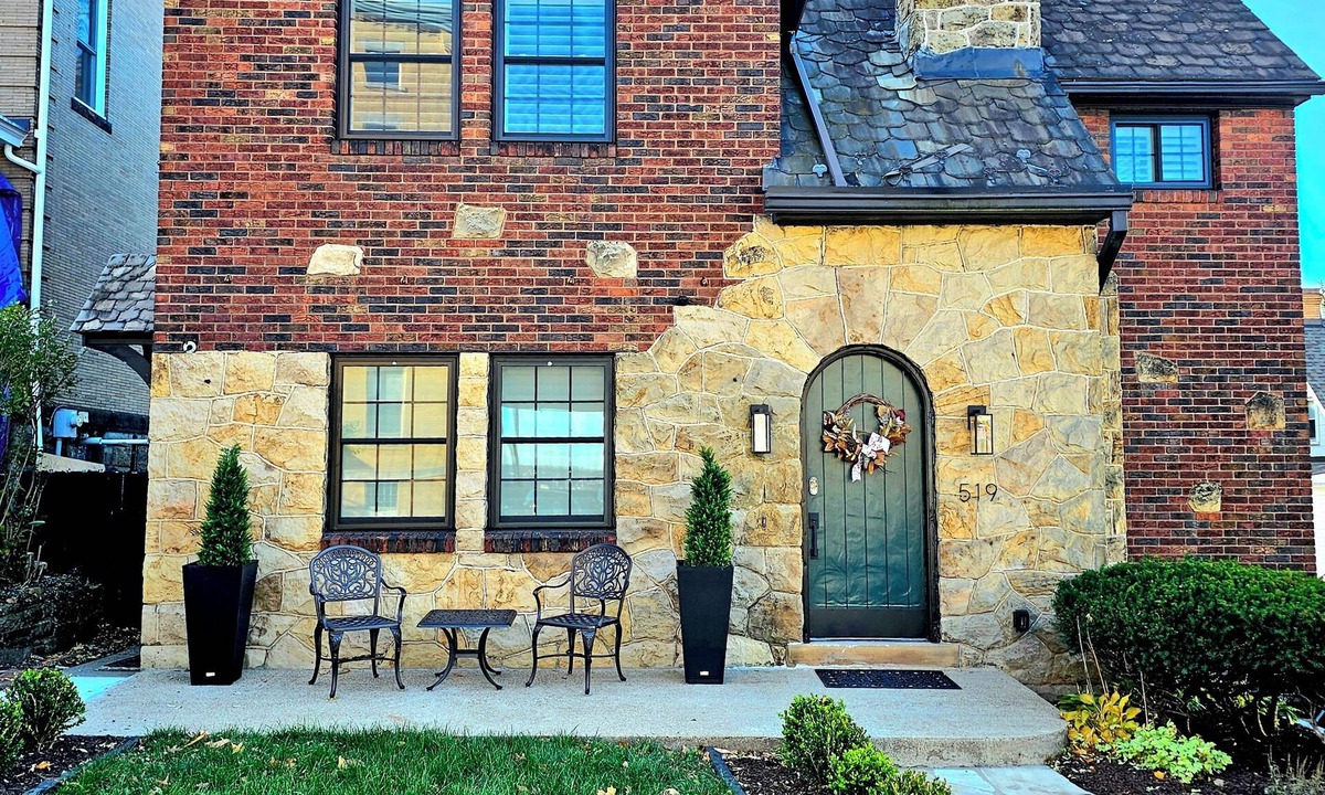 Mount Washington House | Luxurious, Modern Home in Pittsburgh's Mt. Washington Neighborhood