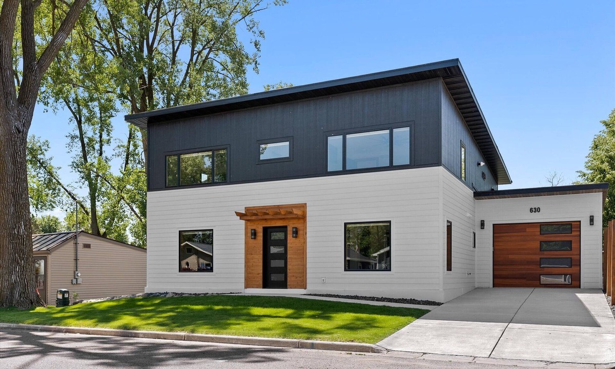 Winneconne House | Luxurious Modern home Built in 2024 On the channel of Lake Winneconne