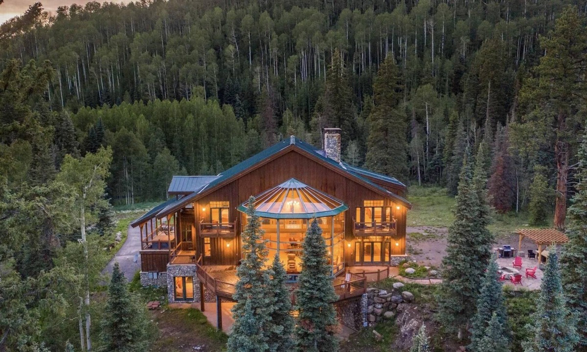 Purgatory House | Luxurious Mountain Lodge – Views, Hot Tub/Ping Pong – 5 Min from Purg