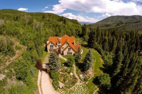 Midway House | Luxurious Mountain Retreat with Pool Midway