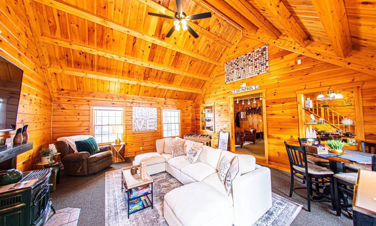 Maplecrest Apartment | Luxurious Mt Retreat Sauna Hot Tub Fire Pit & Park