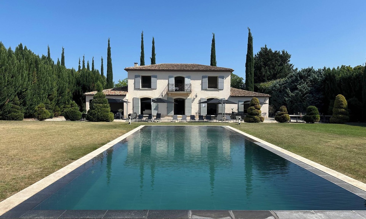 Aix-en-Provence House | Luxurious new contemporary country house of 350 m2 with mirror pool