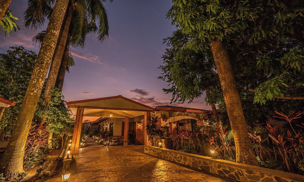Jaco Villa | Luxurious Oasis/Transportation/Breakfast/Maid- Close To Beach