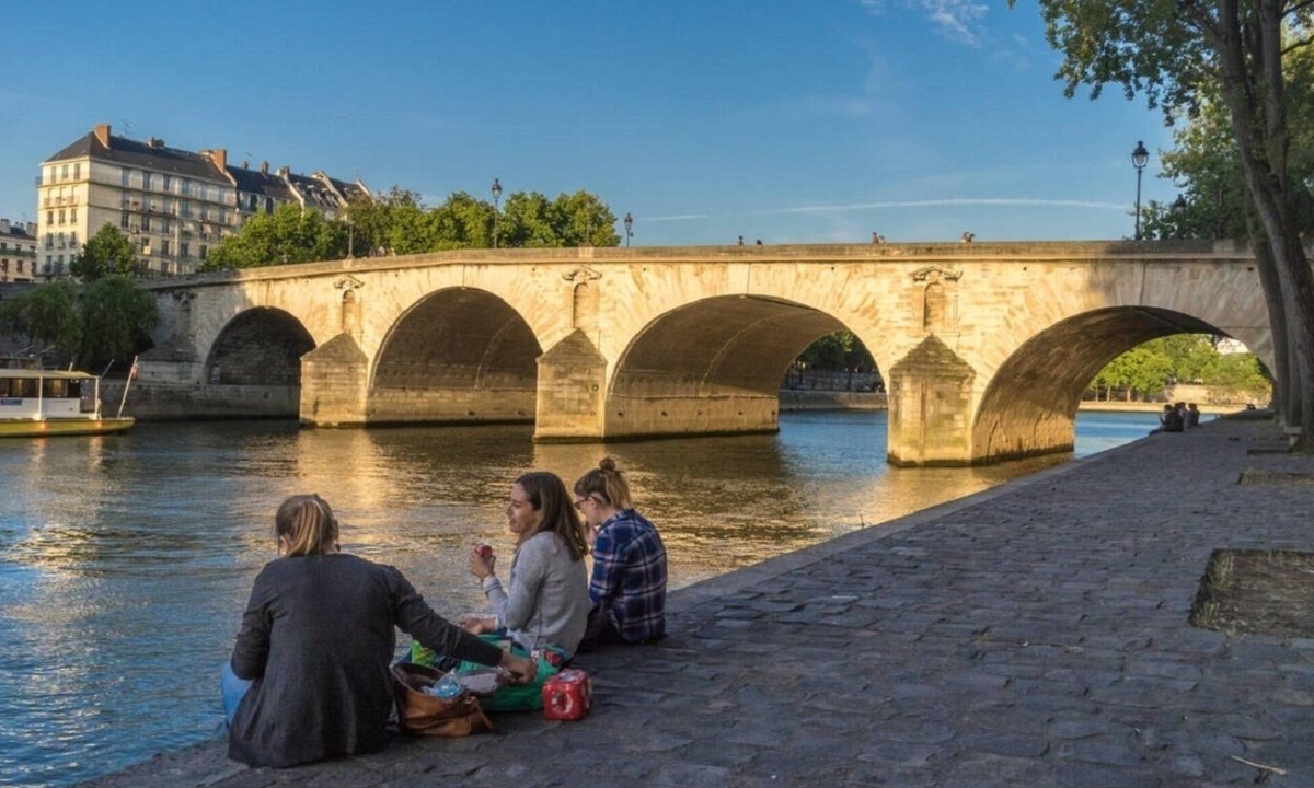 Les Iles Apartment | LUXURIOUS PARISIAN DUPLEX WITH SEINE VIEWS IN HISTORIC ÎLE SAINT-LOUIS - 3 BEDS