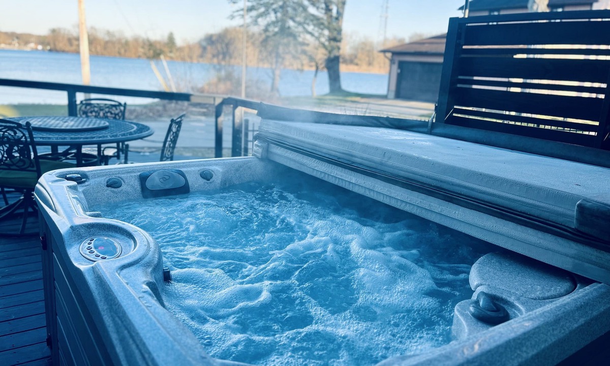 Portage Lakes Cottage | Luxurious private Portage Lakes home lake access 3 bd Oasis Hottub pet friendly!