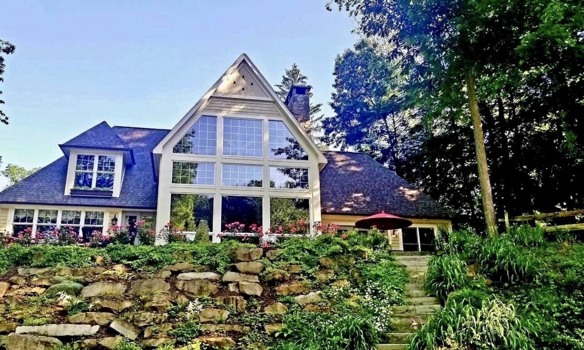 Olmsted Falls House | Luxurious Private Retreat and Riverfront Estate