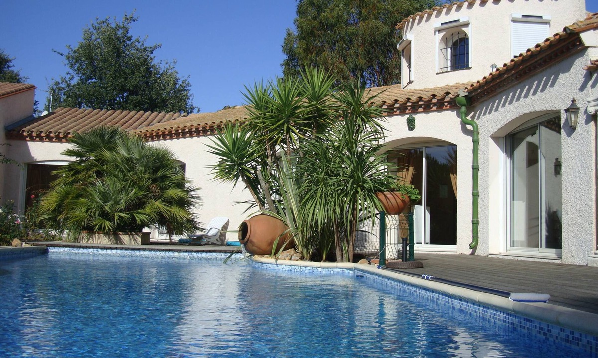 Saint-Nazaire Villa | Luxurious private villa with pool, grill, privacy-protected park, sauna