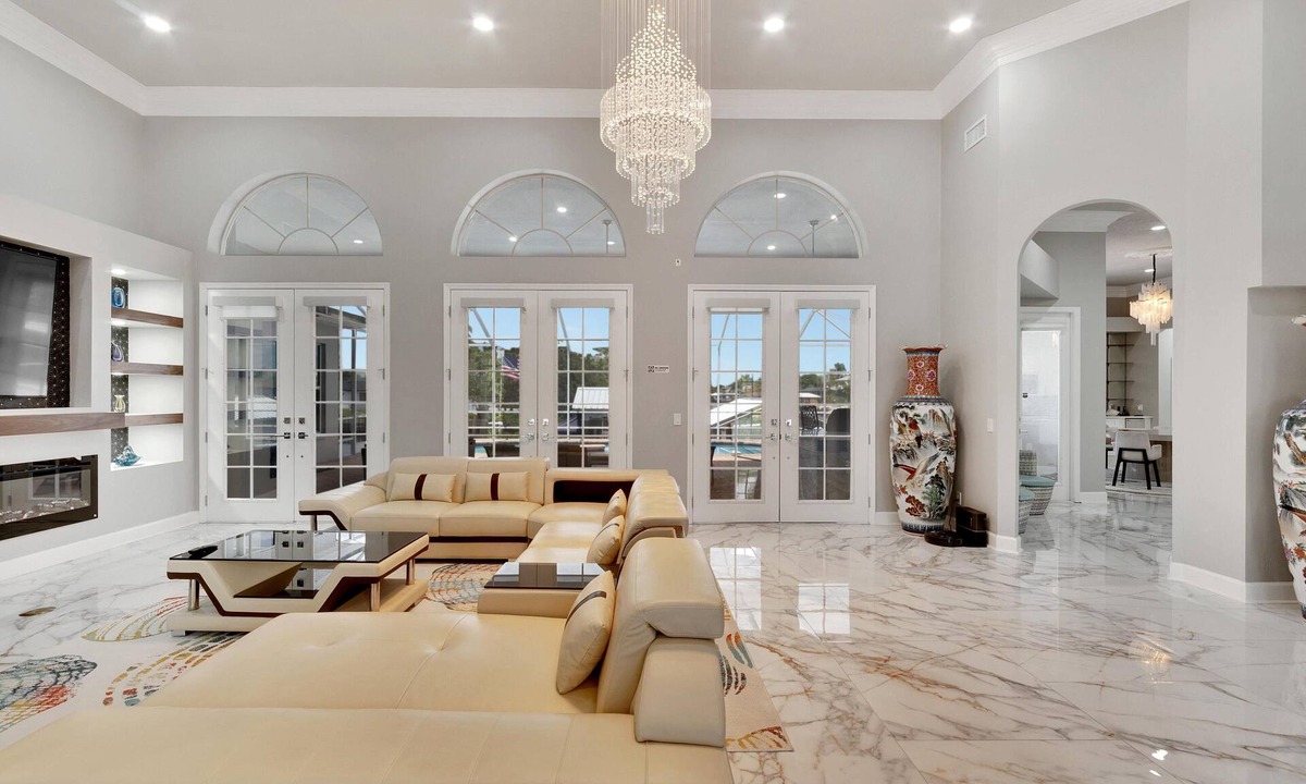 Apollo Beach Cottage | Luxurious Retreat at our Canal Front Pool Home 5BR