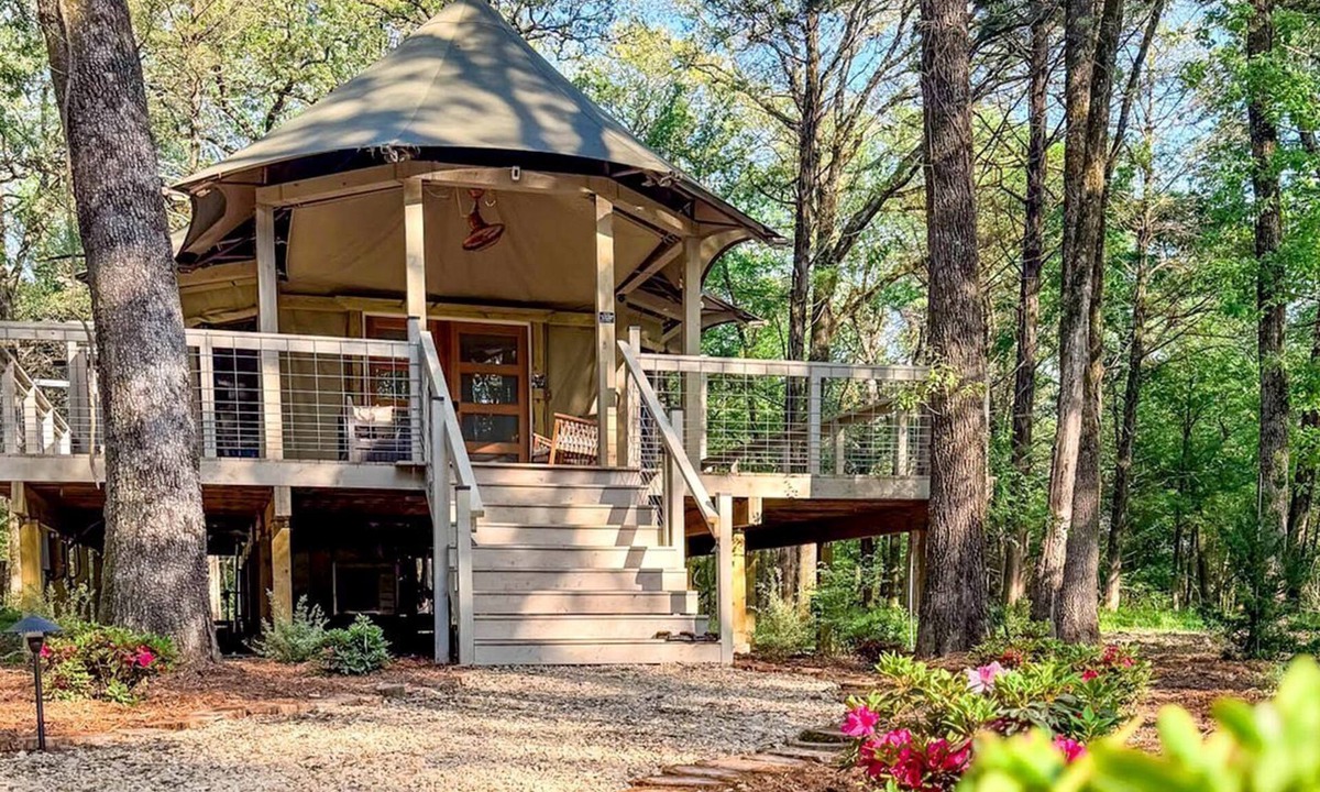Miller Grove RV Rental | Luxurious Romantic Glamping Cabin with Outdoor Tub near Lake Fork in East Texas