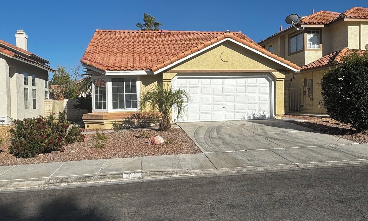 Green Valley North House | “Luxurious Single-Story Home with Pool in Henderson – Your Oasis Awaits!”