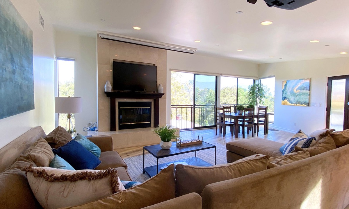 South Arroyo House | Luxurious Spacious Hillside Retreat with Amazing Views Near Rosebowl