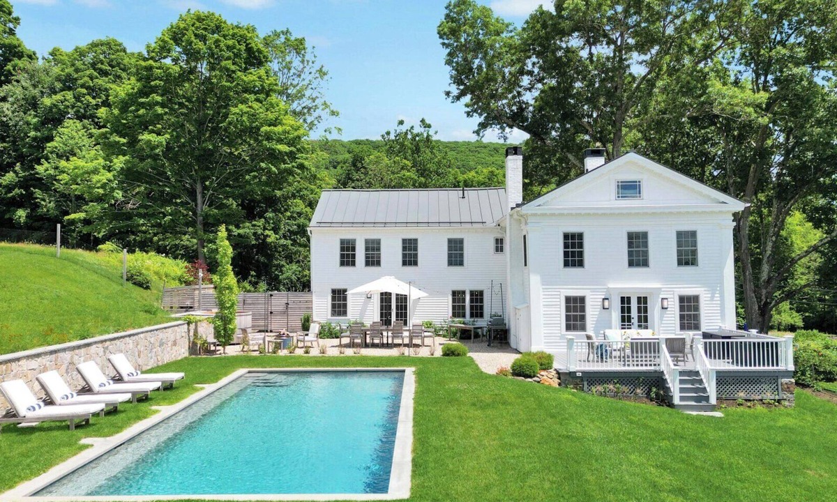 New Preston House | Luxurious, Spacious, Newly Renovated Vacation Home Walking Distance to Lake.