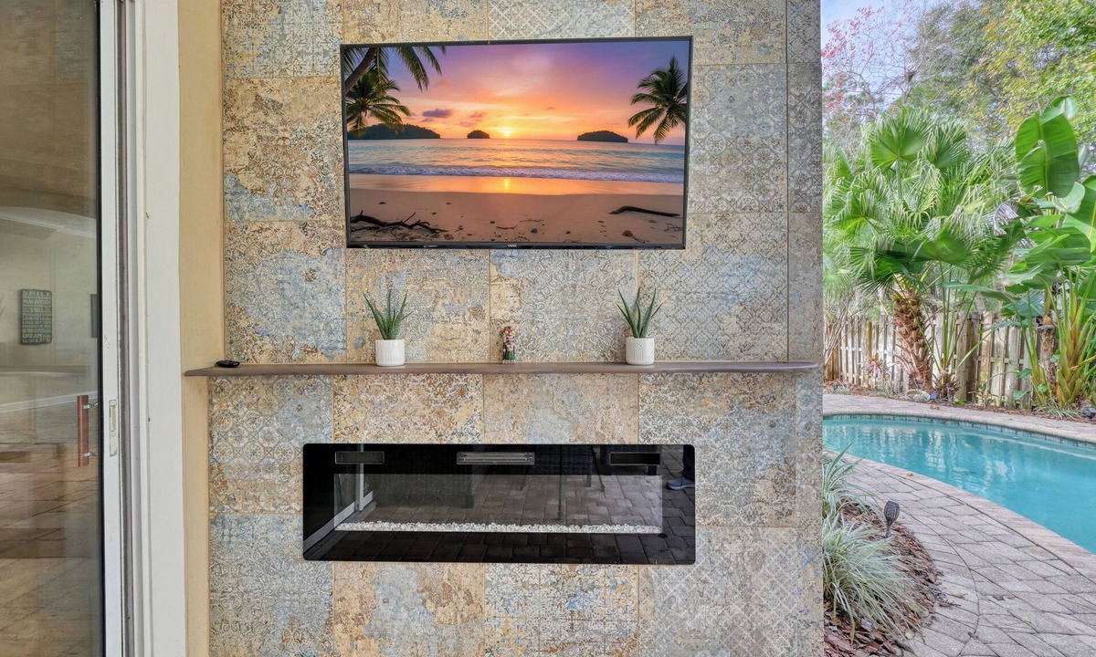 Golden Glades - The Woods House | Luxurious & Spacious 5/3 Tropical Pool Home- Close to Beach and 2 miles to Mayo!