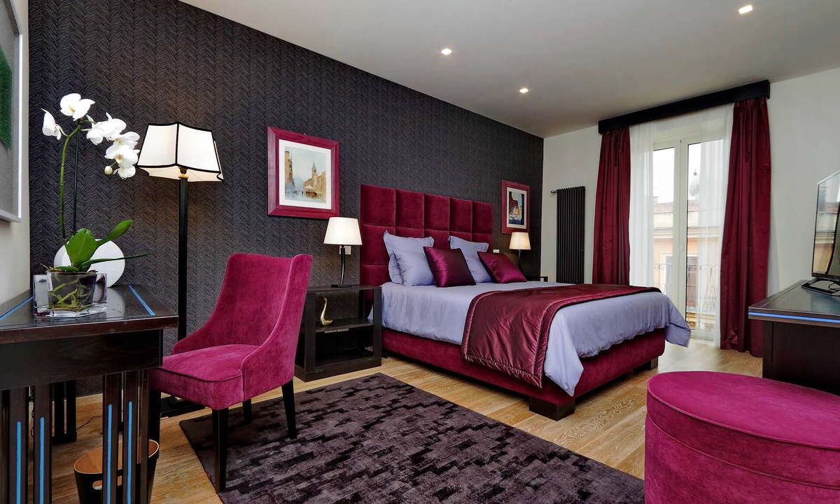Rione XVI Ludovisi Apartment | Luxurious three-room apartment with balcony, at the corner of Via Veneto