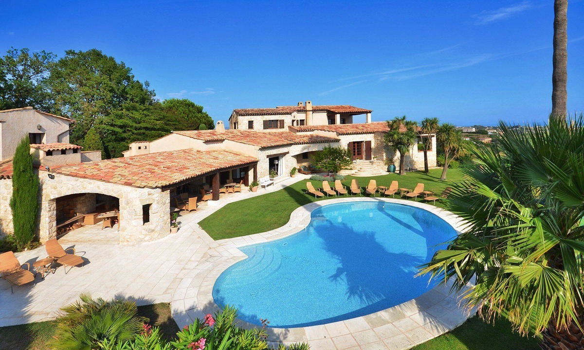 Saint-Paul-de-Vence Villa | Luxurious Villa with Pool, Tennis Court, Pétanque, Bar, Pizza Oven, and Sea View