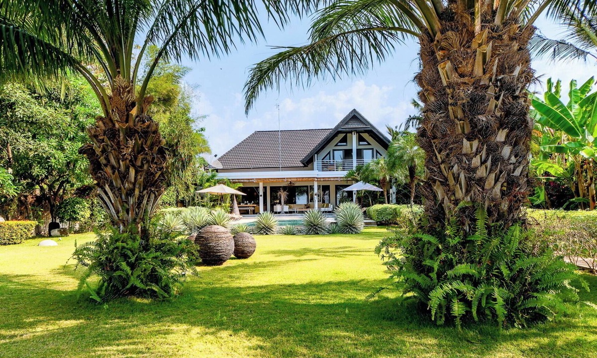 Kalisada Villa | Luxurious villa estate 15P with 4 guesthouses and 3 private swimming pools!