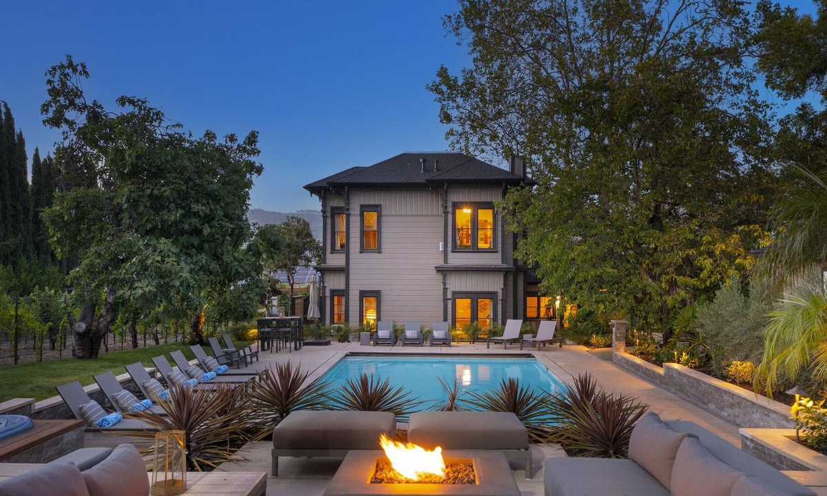 Geyserville House | Luxurious Wine Country Resort walk to the finest bars, restaurants and wineries!