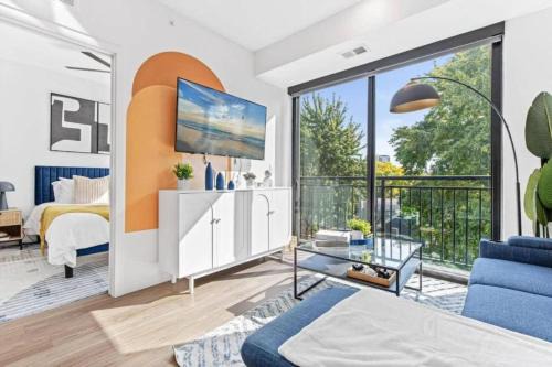 St. Anthony West Apartment | Luxury 1BD Gym Rooftop Street Parking by DT UMN