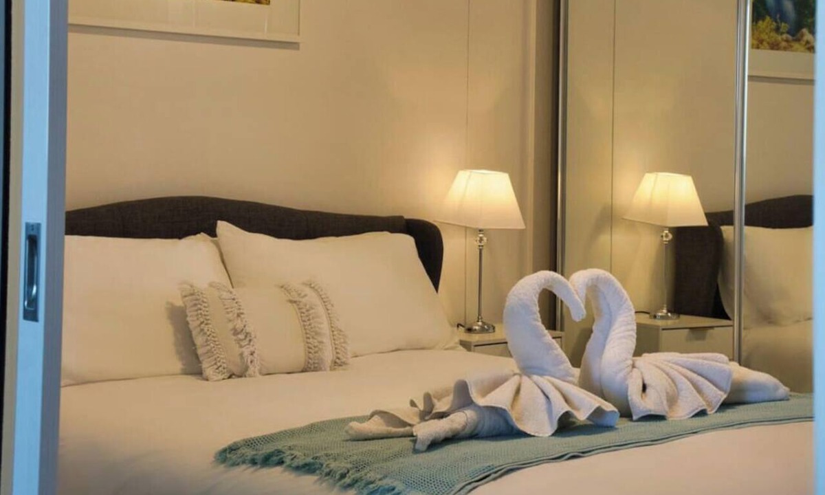Adelaide Central Business District Apartment | Luxury 1BR CBD Apt with Stunning Views, Pool & Gym