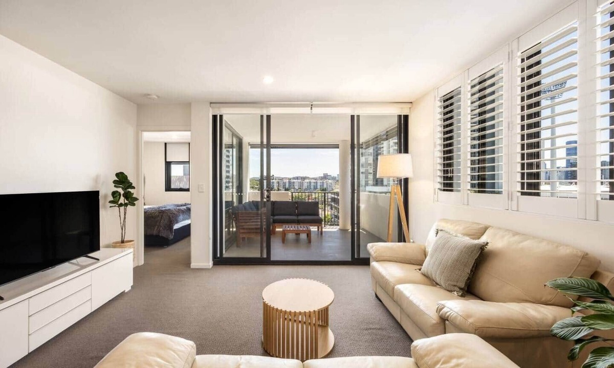East Brisbane Apartment | Luxury 1BR Near Stadium Parking & Balcony