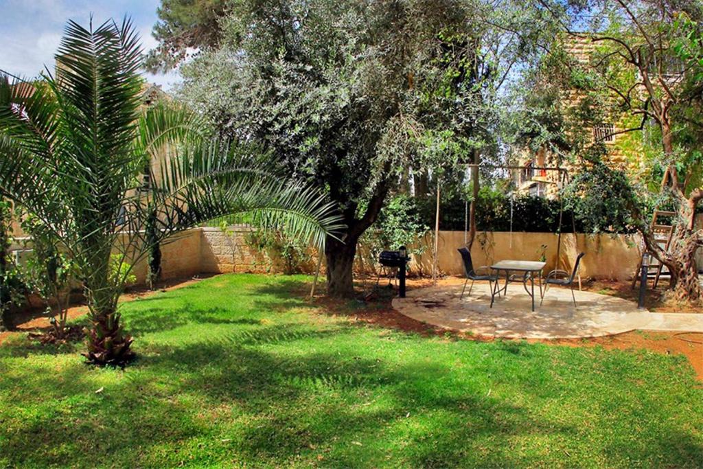 Emek Refaim Apartment | Luxury 2 Bedroom Delightful Garden
