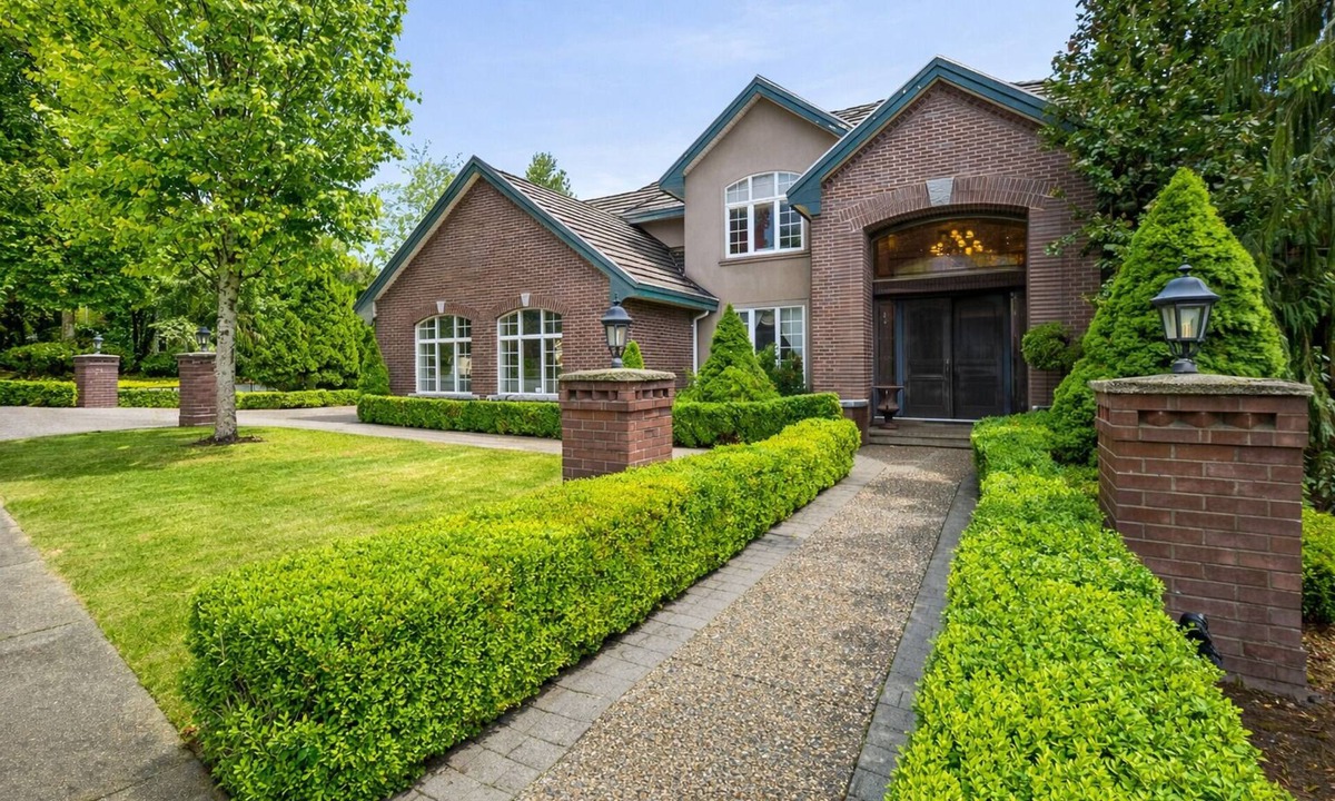 Westwood Plateau House | Luxury 2 BR Suite