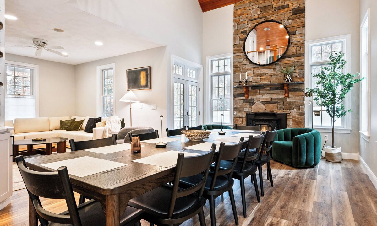 Bartlett House | Luxury 2 King Suites - Storyland - Hike - Hot Tub - Chef Kitchen -Sleeps 12