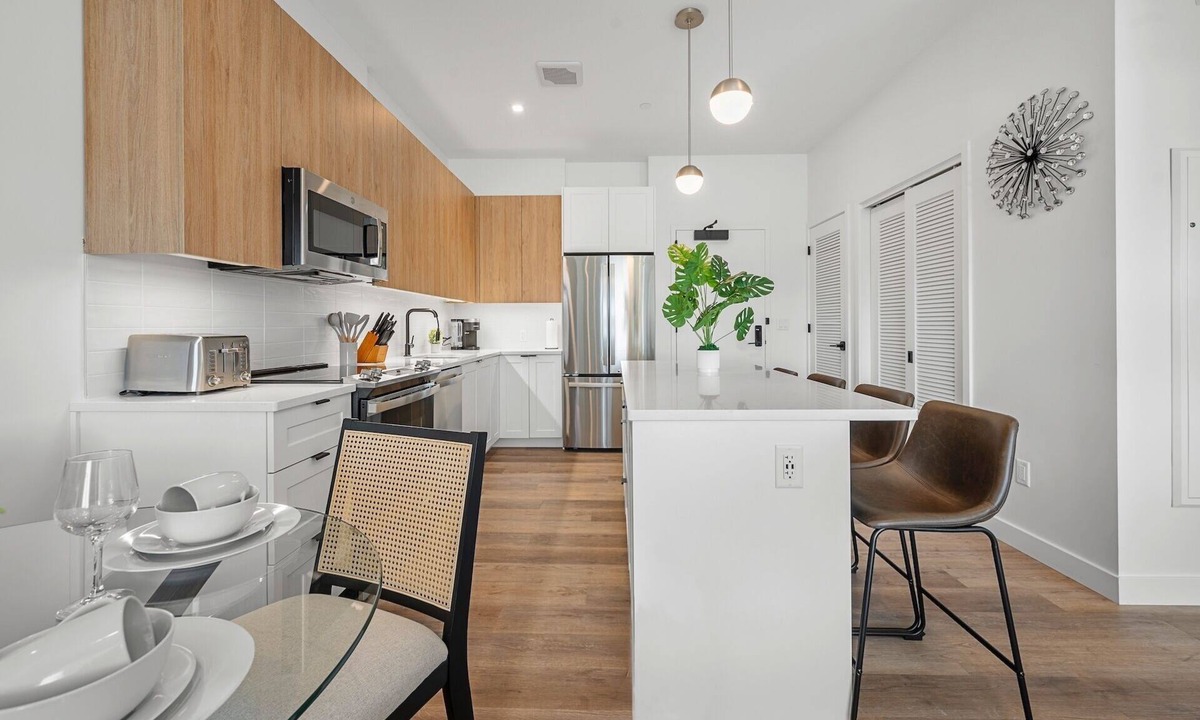 East Boston Apartment | Luxury 2bd/2ba Next to the Airport 1619