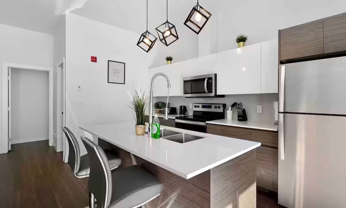 Whyte ave Apartment | Luxury 2BR, 10ft ceiling, 5 mins from Dt