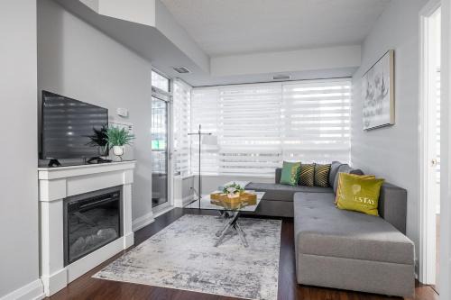 Willowdale Apartment | Luxury 2BR 2BA Sheppard Metro Free parking in Downtown Toronto