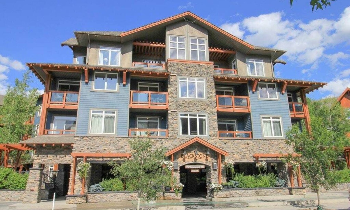Canmore Condo | Luxury 2BR/2Bath, sleeps 8 with Pool & Hot Tub